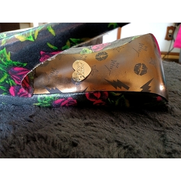 BETSEY JOHNSON- Rose Print Platform Heels sz 7.5 - Picture 11 of 13